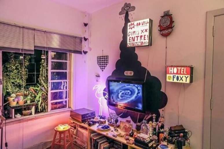 45. Sala de estar com decora&ccedil;&atilde;o neon com lumin&aacute;rias diferentes. Projeto de Casa Aberta
