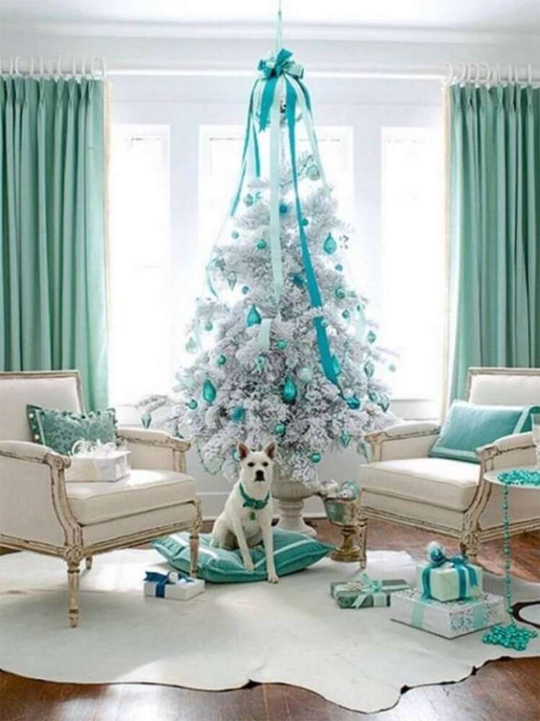 56. Decoração para árvore de natal branca com azul Tiffany – Foto: Kalinka Carvalho