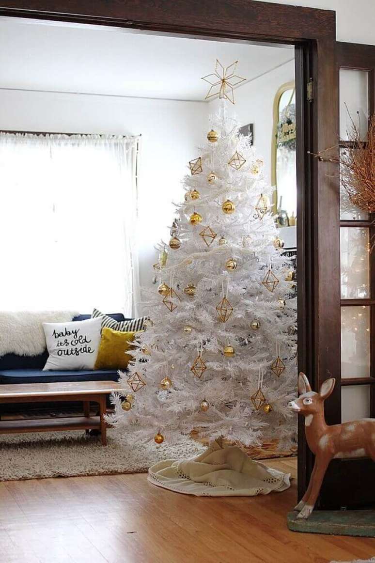 57. Sala decorada com árvore de natal branca com enfeites dourados – Foto: Smile And Wave