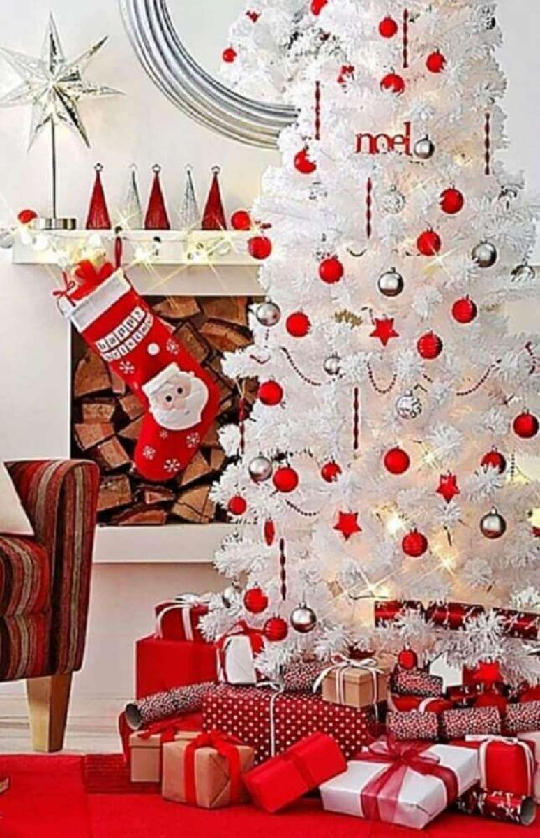 58. Decoração com árvore de natal branca e vermelha – Foto: Happy Holidays!