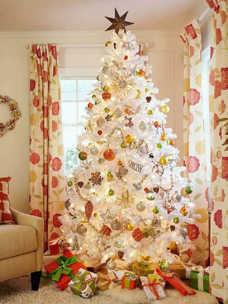 59. Decoração para sala com grande árvore de natal branca e enfeites coloridos – Foto: Livinator