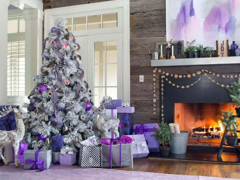 60. O roxo e lilás também podem ser usados para incrementar a decoração natalina e deixá-la mais moderna – Foto: Hoa Văn Decal