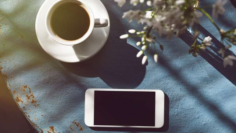 Deixar o telefone ao sol n&atilde;o &eacute; uma boa ideia