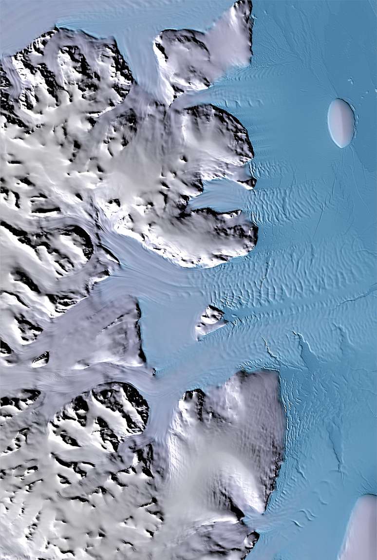Glaciares às margens do Mar de Weddell na península da Antártida