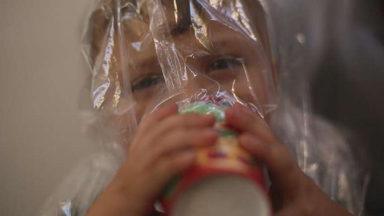 Fam&iacute;lias s&iacute;rias criaram suas pr&oacute;prias m&aacute;scaras para se proteger de ataques qu&iacute;micos