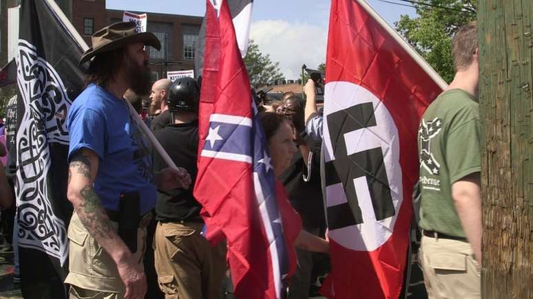 Manifestantes exibiram bandeiras nazistas e dos Estados Confederados da América, que representa os estados sulistas nos EUA na época da Guerra Civil, durante marcha em Charlottesville