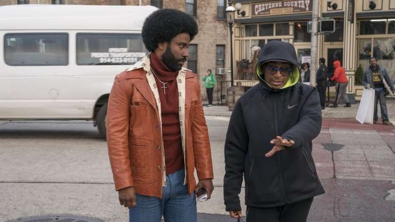 Spike Lee (à dir.) e John David Washington, que faz o papel de Ron Stallworth, no set de filmagens de BlacKkKlansman