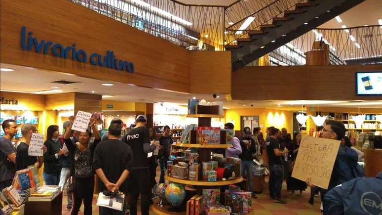 Ex-funcion&aacute;rios da Fnac realizaram protesto na Livraria Cultura do Conjunto Nacional, em S&atilde;o Paulo
