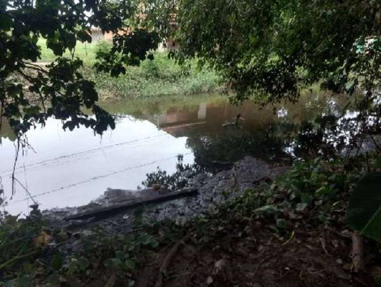 Restos mortais foram deixados no rio Calombé, na cidade de Campos Elísios, na Baixada Fluminense