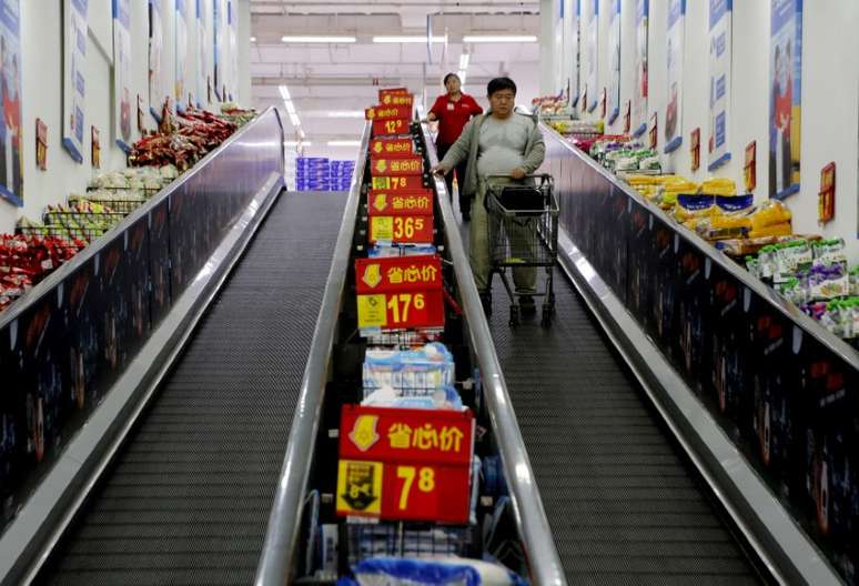 Consumidores fazem compras em mercado em Pequim, na China 15/10/2015   REUTERS/Kim Kyung-Hoon