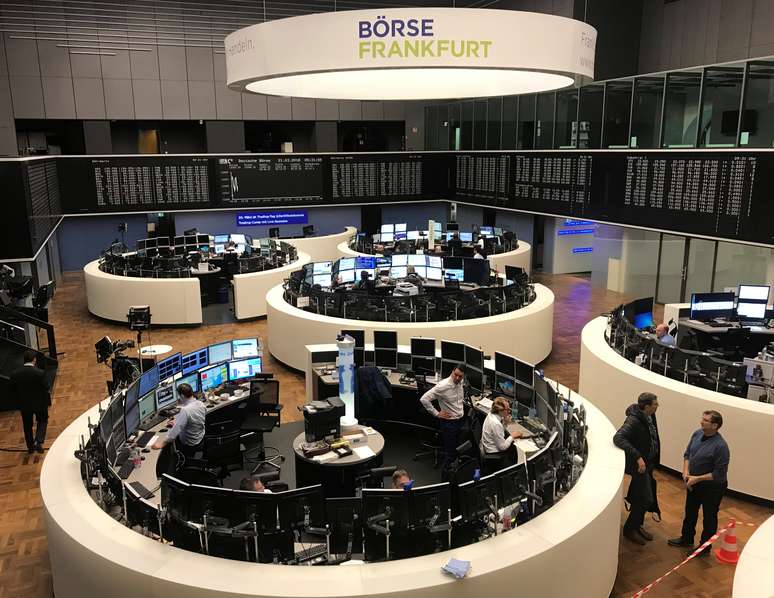 Operadores trabalham na bolsa alemã em Frankfurt 21/03/2018 REUTERS/Tilman Blasshofer