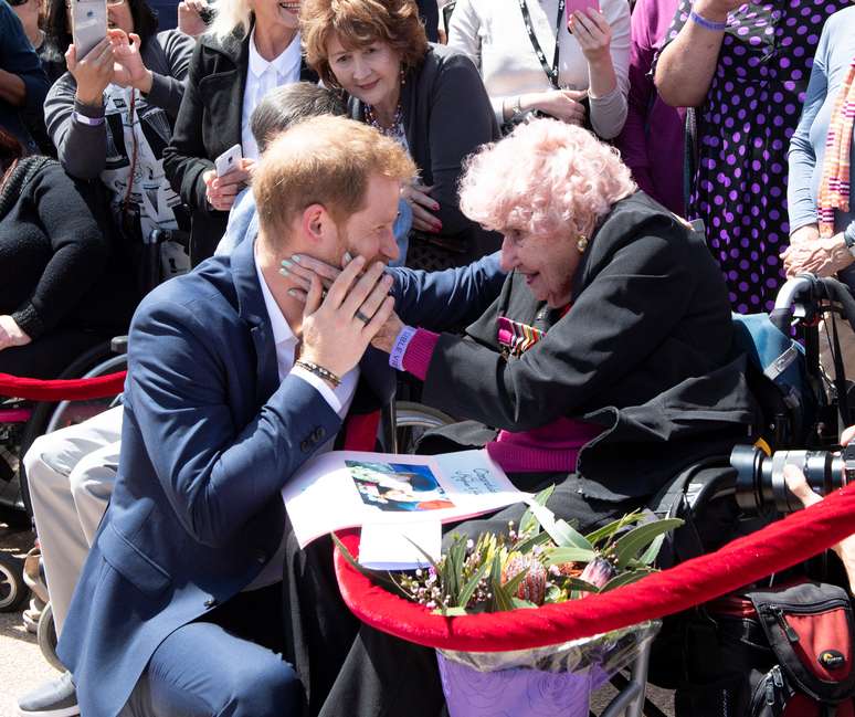 Príncipe Harry encontra fã de 98 anos pela 3ª vez na Austrália