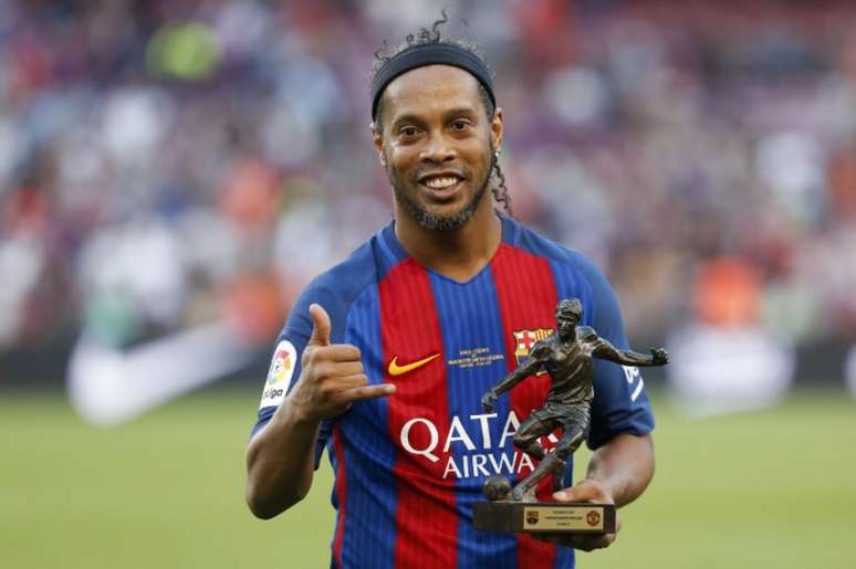 Ronaldinho pode perder o posto de embaixador do clube após apoio a Bolsonaro (AFP)
