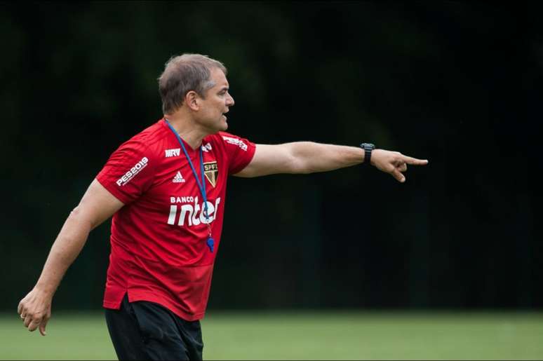 Aguirre orientou seus jogadores em jogo-treino nesta terça-feira (Foto: Maurício Rummens/Fotoarena/Lancepress!)