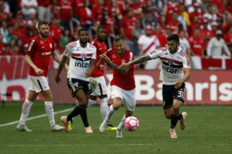 No Beira-Rio, o São Paulo perdeu para o Internacional por 3 a 1, de virada, e estacionou na tabela