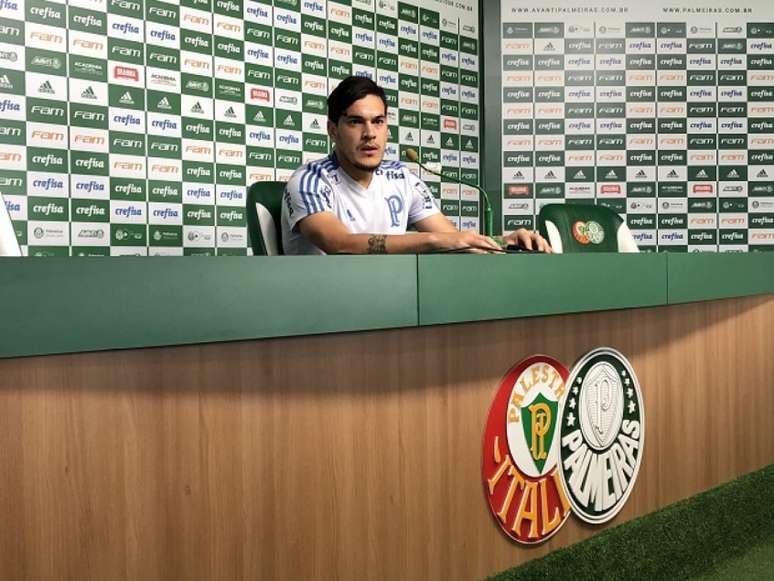 Gustavo Gómez durante a entrevista coletiva desta terça-feira, na Academia de Futebol (Foto: Thiago Ferri)