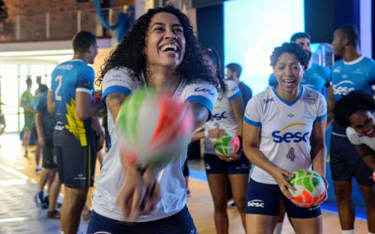 No lançamento, atletas fizeram clínica com alunos de 11 a 17 anos do programa Sesc Esporte (Foto: CARLOS ERBS)