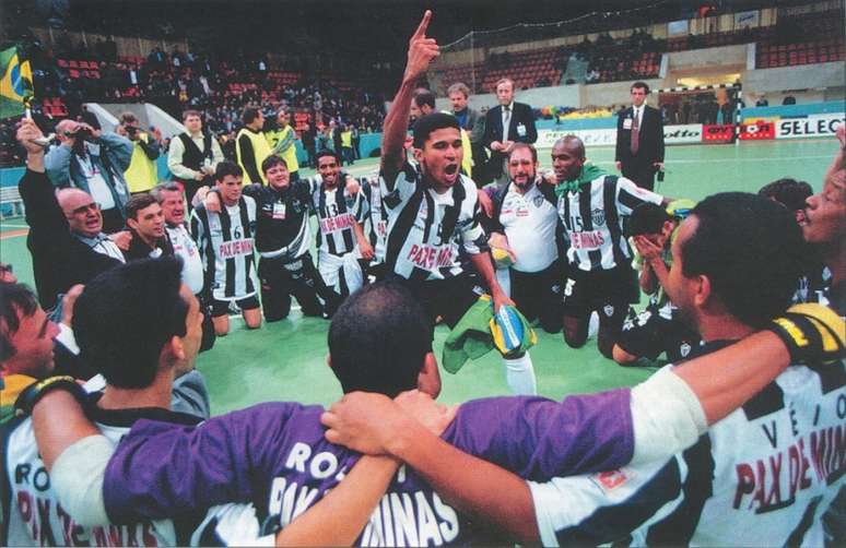 Manoel Tobias e cia fizeram época no clube, alcançando a maior glória do futsal em Minas Gerais- Reprodução