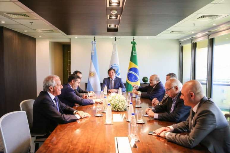 Representantes dos semifinalistas em reunião na Conmebol (FOTO: Divulgação)