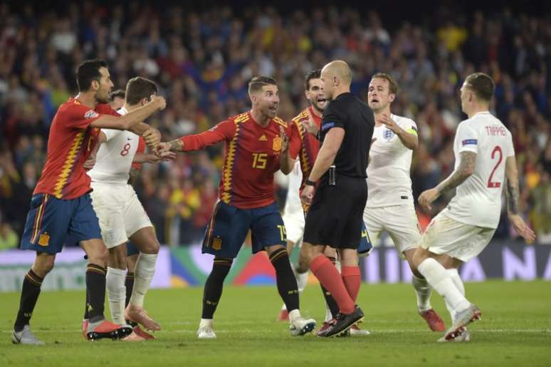 Jogadores discutem com o árbitro após lance controverso (Foto: JORGE GUERRERO / AFP)