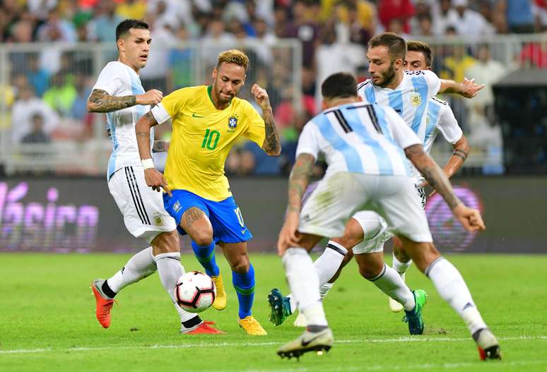 Neymar é marcado por jogadores da Argentina