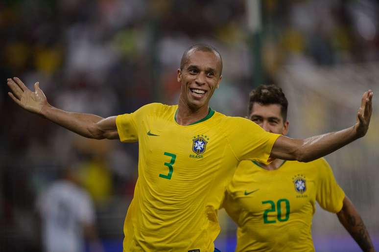 Miranda comemora gol pela Seleção Brasileira