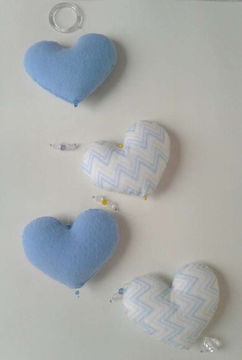 56. Cortina de corações azuis e com estampa ziguezague. Foto de Judy Artes