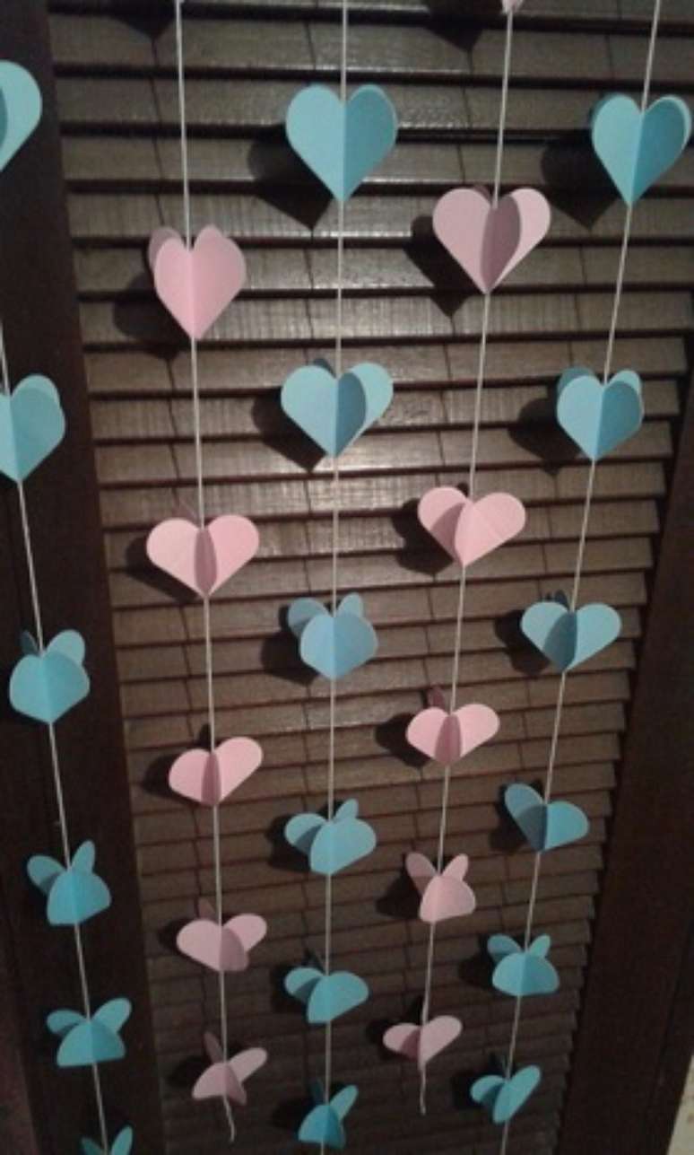 53. Cortina com cora&ccedil;&otilde;es azuis e cor de rosa. Foto de Inspira Arte & Sabor