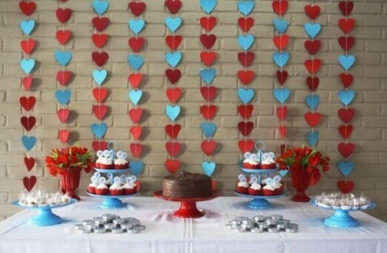 46. Cortina de coração azul e vermelho em festa de aniversário. Foto de Selma Viana