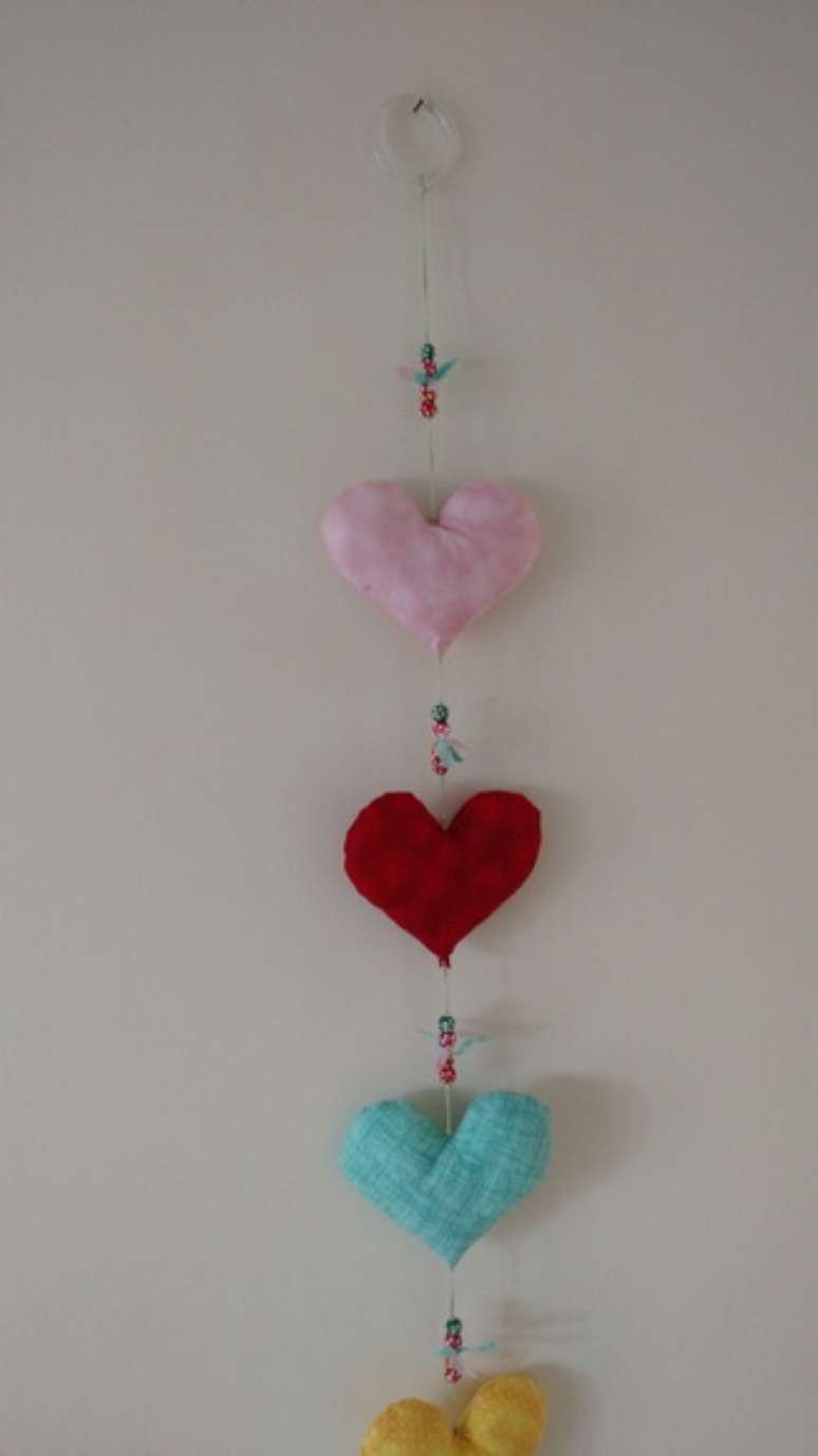 54. Cortina com cora&ccedil;&otilde;es com cores diversas. Foto de Intr&eacute;pidos Trapos