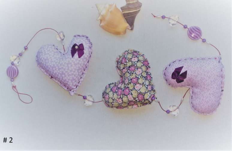 50. Cortina de cora&ccedil;&atilde;o com estampas em tons de roxo. Foto de Tom Pastel