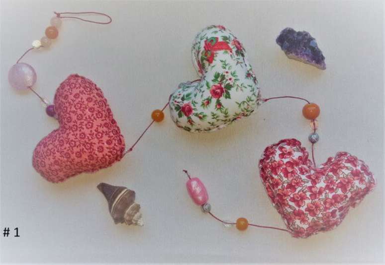 49. Cortina de cora&ccedil;&atilde;o com estampas floridas diversas. Foto de Tom Pastel