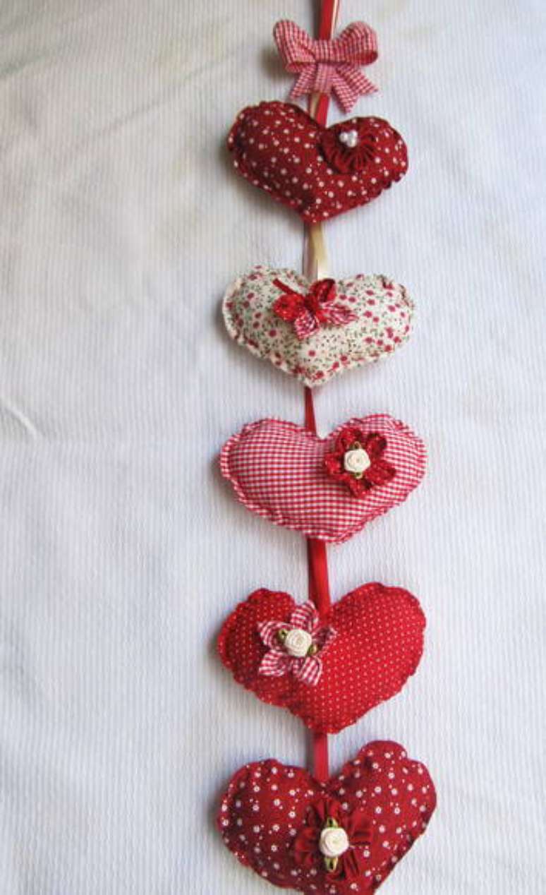 37. Cortina de cora&ccedil;&atilde;o com estampas vermelhas. Foto de Fuxicando Arte