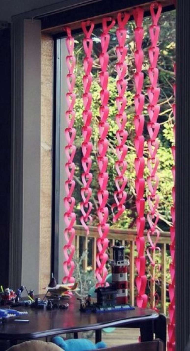 23. Cortina de coração cor de rosa na porta. Foto de Atelier da Jaque