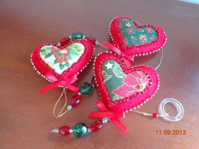 30. Cortina de cora&ccedil;&atilde;o de feltro vermelho com estampa natalina. Foto de Com Agulha e com Carinho