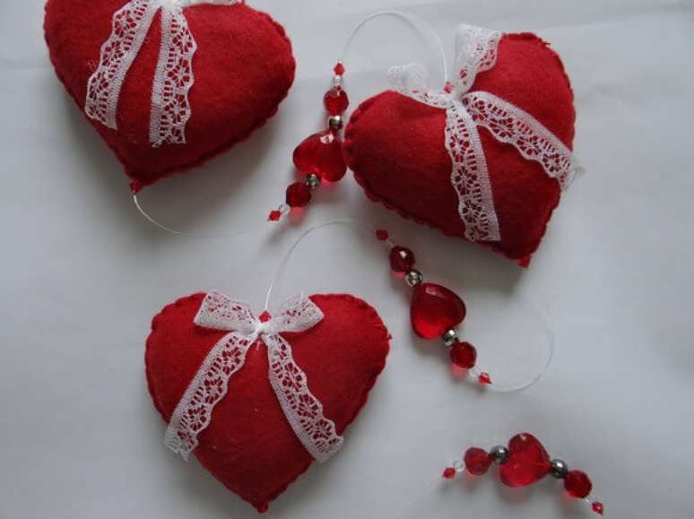 11. Os cora&ccedil;&otilde;es de feltro ficam bem &ldquo;fofinhos&rdquo;. Foto de Art&Ornamento
