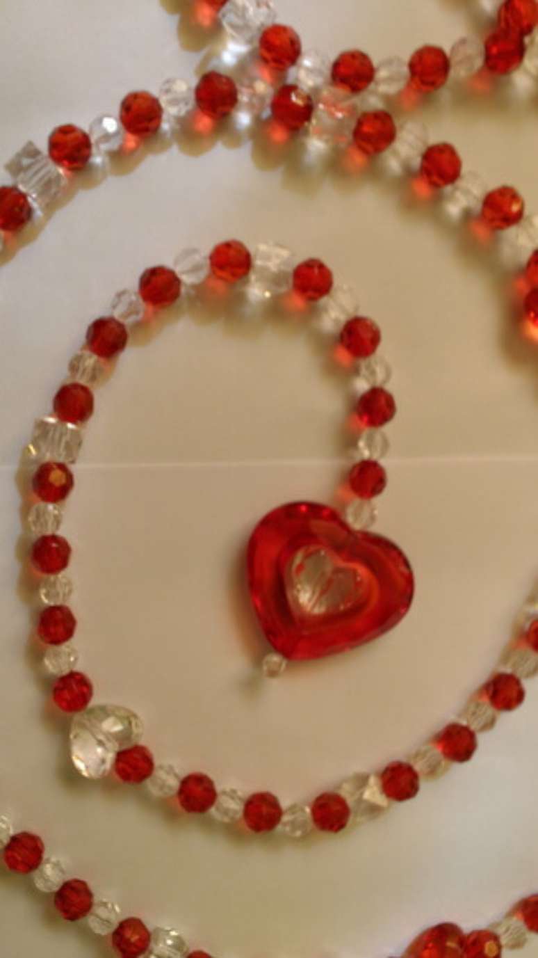 12. Cortina feita com mi&ccedil;angas vermelhas e transparentes. Foto de Artes da Fabi Mari