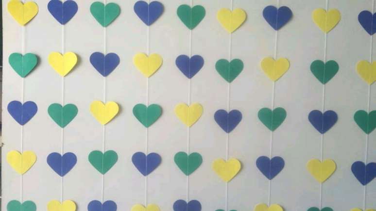 17. Cortina de cora&ccedil;&atilde;o de papel azul, verde e amarelo. Foto de Ateli&ecirc; Rocha