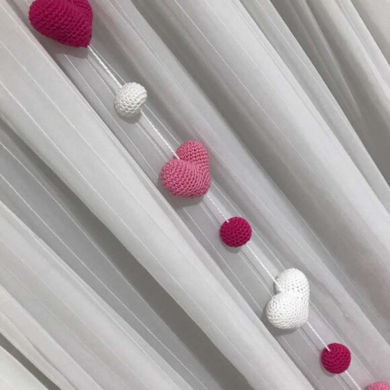 43. Cortina com corações e bolinhas em tons de rosa de crochê. Foto de S3Baby