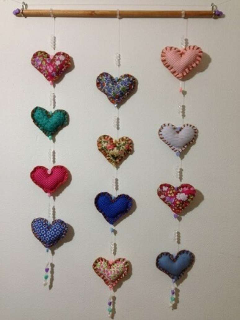 22. Cortina com cora&ccedil;&otilde;es estampados. Foto de Atelier Amanda Dantas