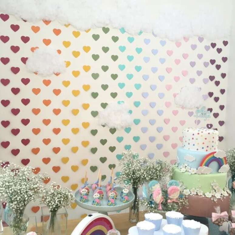 44. Cortina com corações nas cores do arco-íris em festa infantil. Foto de Scrapchique