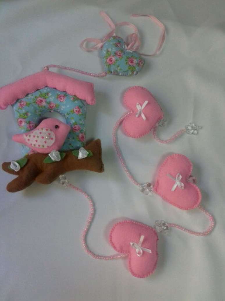 20. Cortina com cora&ccedil;&otilde;es rosas e estampado com passarinho nas mesmas cores. Foto de Ateli&ecirc; Sanda Acess&oacute;rios