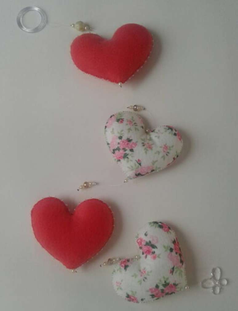 55. Cortina com cora&ccedil;&atilde;o vermelho e florido. Foto de Judy Artes