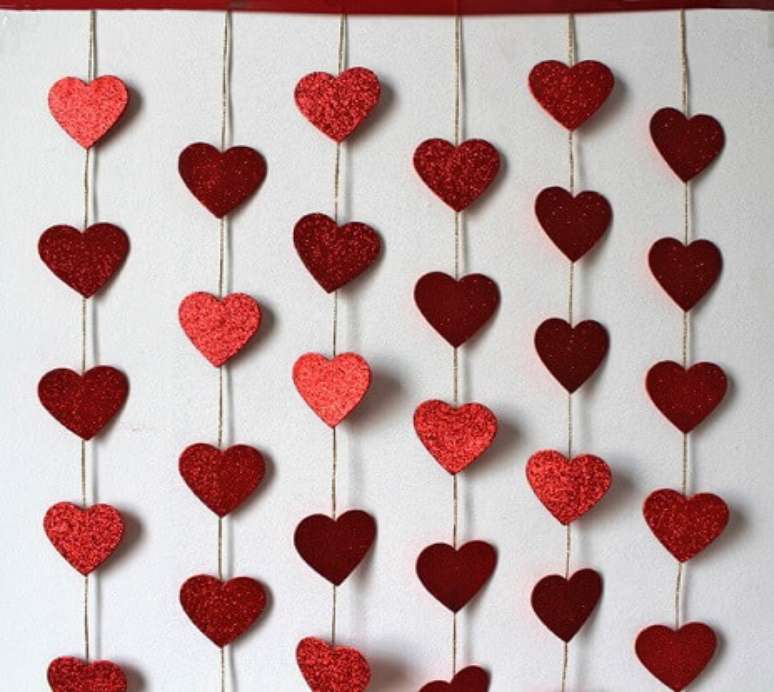 33. Cortina de cora&ccedil;&atilde;o vermelho com glitter. Foto de Ele&Ela