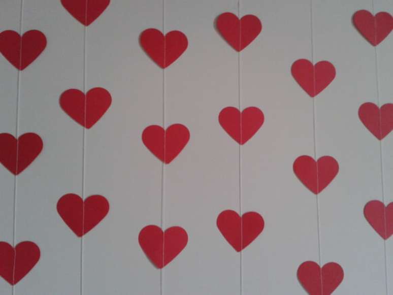 14. Cortina de coração de papel vermelho, bem clássico. Foto de Ateliê Rocha