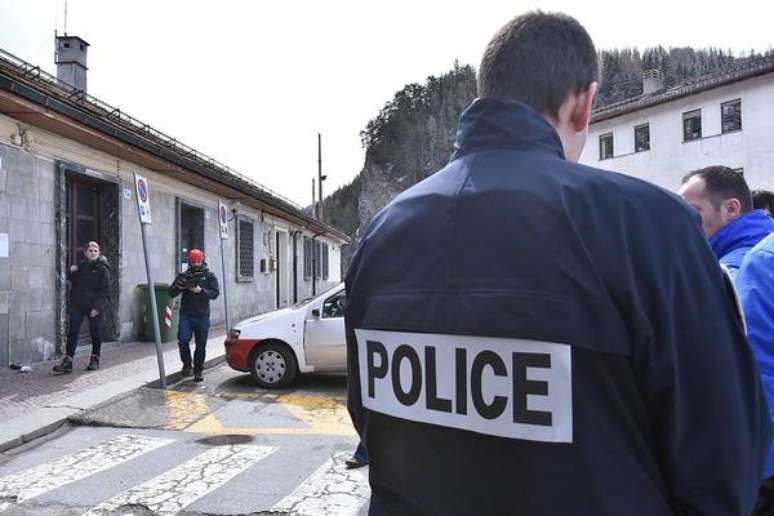 Polícia da França em ação em Bardonecchia, na Itália, em 31 de março