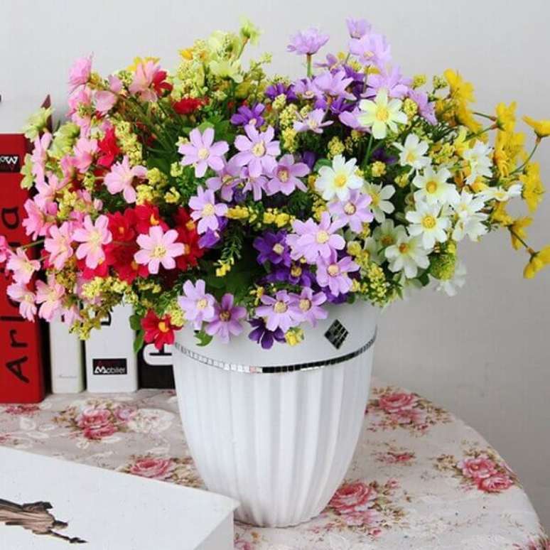 32- As coloridas flores artificiais para decoração alegram o ambiente. Fonte: Getinhours