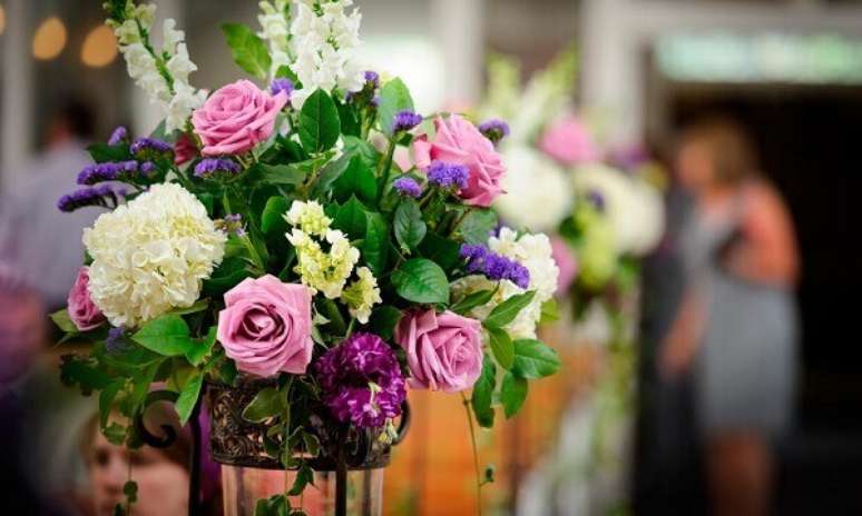 40- O arranjo de flores artificiais em suporte tipo tripé enfeita eventos como casamentos. Fonte: Crysmax