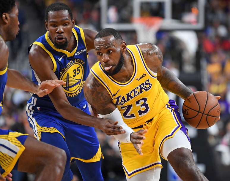 LeBron James dribla Kevin Durant durante a pré-temporada da NBA