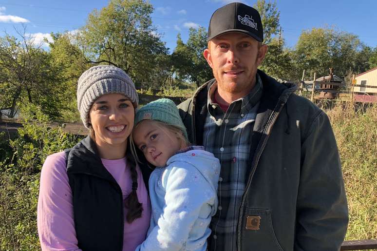 Kalena e Billy Bruce, com a filha Willa, em seu rancho em Ozarks, nos EUA